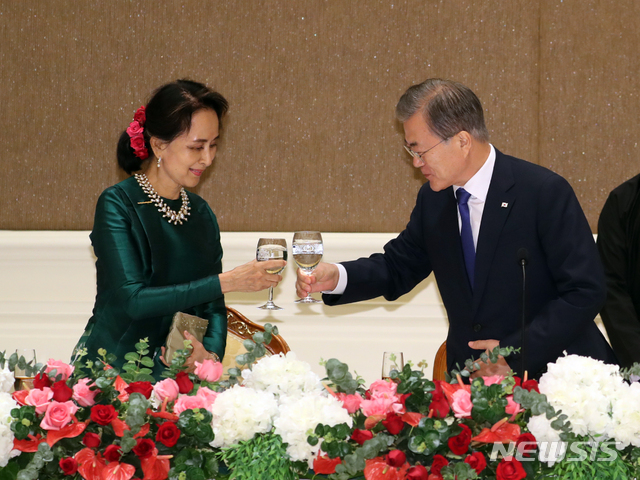 【네피도(미얀마)=뉴시스】박진희 기자 = 미얀마를 국빈 방문 중인 문재인 대통령이 3일 미얀마 네피도 대통령궁에서 윈 민 대통령 주최로 열린 국빈만찬에 참석, 아웅산 수찌 미얀마 국가고문과 건배하고 있다. 2019.09.03.&nbsp; pak7130@newsis.com