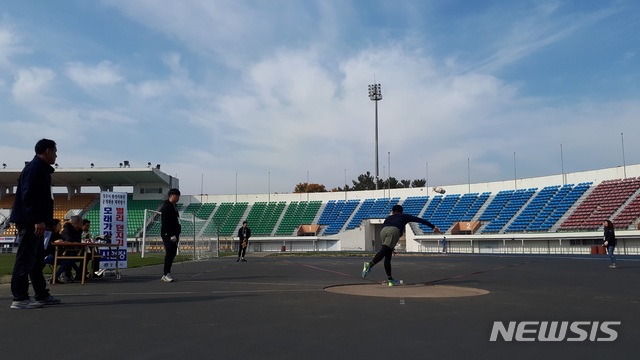 【경주=뉴시스】 지난해 환경미화원 체력평가에서 지원자가 모래가마니 멀리던지기를 하고 있다. 2019.09.04. (사진= 경주시 제공)photo@newsis.com