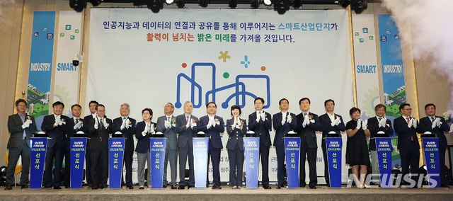 【창원=뉴시스】 강경국 기자 = 4일 경남 창원인터내셔널호텔에서 경남 창원 스마트산단 선도 프로젝트 선포식이 열린 가운데 허성무 창원시장, 김경수 경남도지사, 박건수 산업통상자원부 실장, 정치인, 연구기관, 대학, 기업체 관계자들이 축하 행사에 참가하고 있다. 2019.09.04. (사진=창원시청 제공)photo@newsis.com