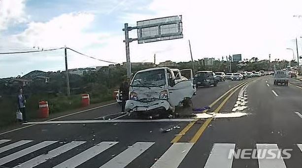 【제주=뉴시스】강경태 기자 = 4일 오후 제주시 애월읍 애월리 일주도로상에서 신고 대기 중인 SUV를 들이받은 1t 트럭 앞부분이 찌그러져 있다. 2019.09.04. (사진=제주 서부소방서 제공) photo@newsis.com