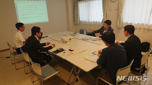 【요코하마=뉴시스】일본 요코하마시 마쓰모토 히토시(오른쪽 중앙) 건강복지국 노인건강복지부장이 요코하마시 개호 및 지역 포괄 케어 시스템 등을 설명하고 있다. 2019.09.07. (사진=요코하마시 제공) limj@newsis.com