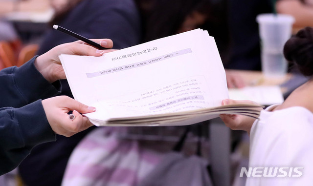 【서울=뉴시스】추상철 기자 = 2020학년도 대학수학능력시험 전 9월 모의평가가 실시된 4일 오전 서울 마포구 상암고등학교에서 고3 수험생들이 시험지를 받고 있다. 2019.09.04. scchoo@newsis.com