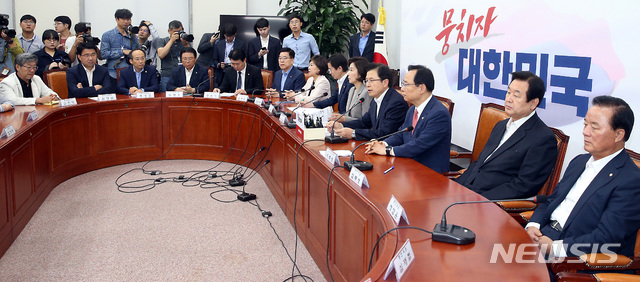 【서울=뉴시스】이종철 기자 = 4일 서울 여의도 국회에서 열린 자유한국당 당대표 및 최고위원-중진의원 연석회의에 참석하는 황교안 대표가 모두발언을 하고 있다. 2019.09.04.&nbsp; jc4321@newsis.com