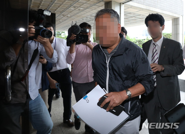 【서울=뉴시스】박미소 기자 = '조국 가족 사모펀드' 의혹과 연관된 가로등점멸기 제조업체 웰쓰시앤티 최모 대표가 검찰에 참고인 신분으로 조사 받기 위해 4일 오전 서울 서초구 대검찰청으로 들어서고 있다. 웰쓰시앤티는 사모펀드 '블루코어밸류업1호'에서 투자 받게 된 경위와 회사 자금 사용 내역 등을 조사 받고 있다. 2019.09.04. misocamera@newsis.com