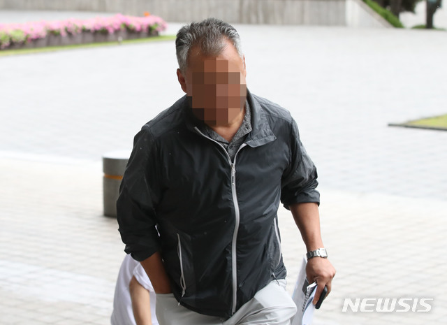 【서울=뉴시스】박미소 기자 = '조국 가족 사모펀드' 의혹과 연관된 가로등점멸기 제조업체 웰쓰시앤티 최모 대표가 검찰에 참고인 신분으로 조사 받기 위해 4일 오전 서울 서초구 서울중앙지방검찰청으로 들어서고 있다. 웰쓰시앤티는 사모펀드 '블루코어밸류업1호'에서 투자 받게 된 경위와 회사 자금 사용 내역 등을 조사 받고 있다. 2019.09.04. misocamera@newsis.com