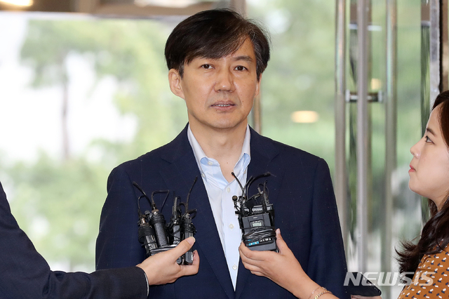 【서울=뉴시스】김병문 기자 = 조국 법무부 장관 후보자가 4일 오전 서울 종로구 적선현대빌딩 내에 마련된 인사청문회 준비사무실로 출근하며 취재진 질문에 답변하고 있다. 2019.09.04. dadazon@newsis.com