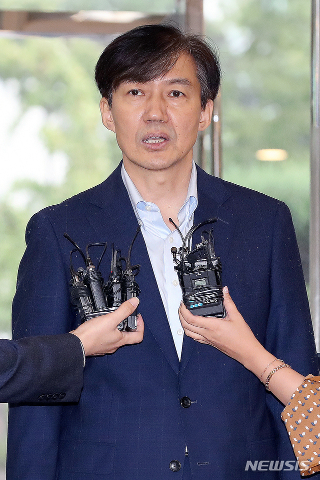 【서울=뉴시스】김병문 기자 = 조국 법무부 장관 후보자가 4일 오전 서울 종로구 적선현대빌딩 내에 마련된 인사청문회 준비사무실로 출근하며 취재진 질문에 답변하고 있다. 2019.09.04.&nbsp; dadazon@newsis.com