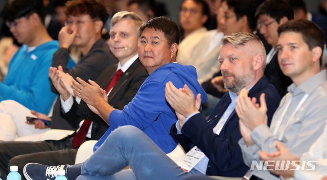 【인천=뉴시스】추상철 기자 = 블록체인 개발자의 축제인 2019 업비트 개발자 컨퍼런스(UDC)가 열린 4일 오전 인천 중구 그랜드 하얏트 인천에서 이석우(오른쪽 두번째) 두나무 대표를 비롯한 참석자가 박수를 치고 있다. 2019.09.04. scchoo@newsis.com