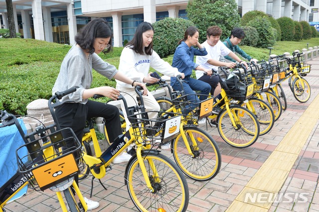 【울산=뉴시스】배병수 기자 = 울산시는 4일 오전 울산시청 정문앞에서 녹색성장과 자전거이용 활성화를 위해 비수도권 광역자치단체 최초로 무인 전기 공유자전거(카카오T 바이크) 시범운영이 운영되고 있는 가운데 시민들이 공유자전거를 이용하고 있다. 2019.09.04. bbs@newsis.com