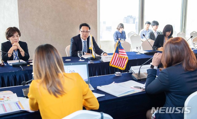 【서울=뉴시스】김영만 자유무역협정(FTA) 상품과장(수석대표)이 4일 서울 소공동 롯데호텔에서 열린 '제3차 한국-말레이시아 자유무역협정(FTA) 공식협상'에 참석해 수마티 발라크리쉬난(Sumathi Balakrishnan) 말레이시아 다자정책협상국 과장(수석대표)과 논의하고 있다. 2019.09.04. (사진=산업통상자원부 제공) photo@newsis.com