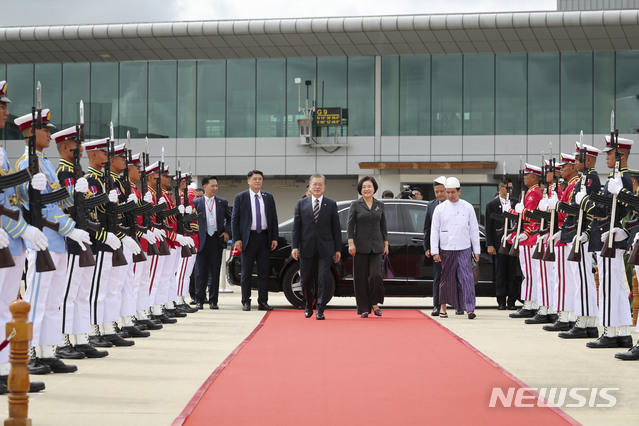 【네피도(미얀마)=뉴시스】박진희 기자 = 미얀마를 국빈방문 중인 문재인 대통령과 부인 김정숙 여사가 4일 미얀마 네피도 국제공항에서 양곤으로 향하는 전용기 탑승을 위해 이동하고 있다. 2019.09.04.&nbsp; pak7130@newsis.com