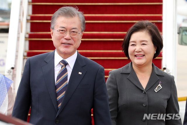 【앙곤(미얀마)=뉴시스】박진희 기자 = 미얀마를 국빈 방문중인 문재인 대통령과 부인 김정숙 여사가 4일 미얀마 앙곤 국제공항에 도착해 차량으로 이동하고 있다. 2019.09.04.&nbsp; pak7130@newsis.com