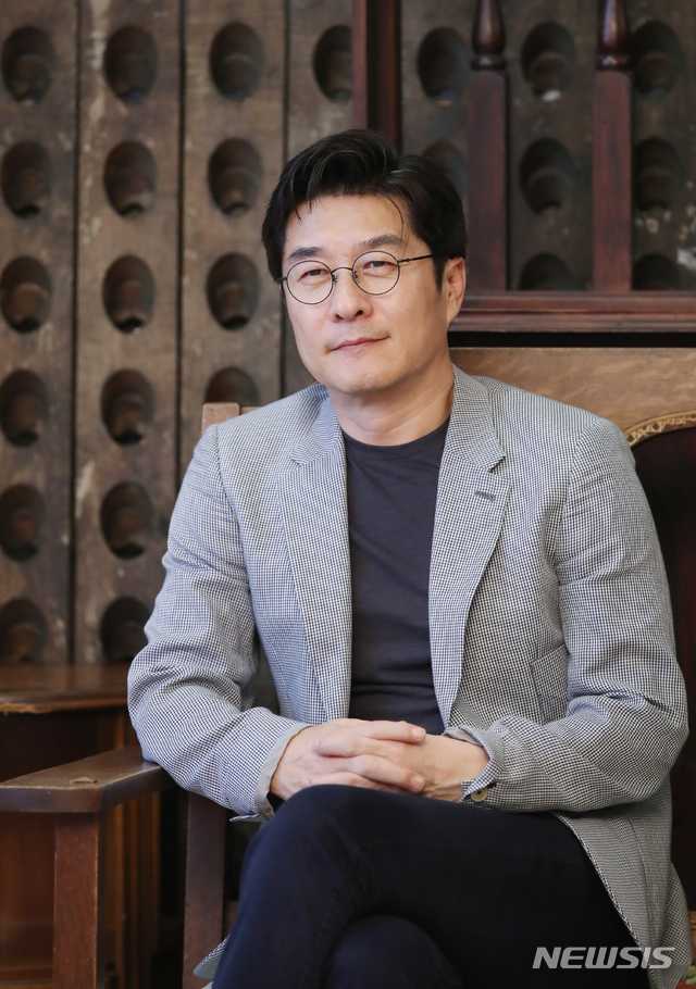 【서울=뉴시스】조수정 기자 = 영화 '나쁜녀석들 더 무비' 배우 김상중이 4일 오후 서울 삼청동 슬로우파크에서 뉴시스와의 인터뷰에 앞서 포즈를 취하고 있다. 2019.09.04. chocrystal@newsis.com
