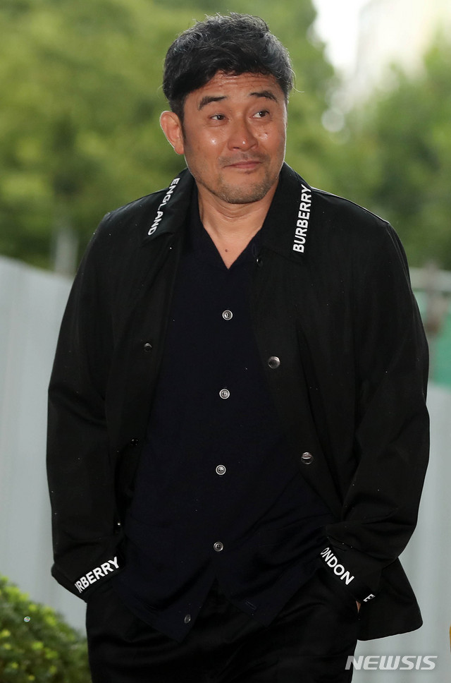 【서울=뉴시스】추상철 기자 = 지난 4일 배우 최민수씨가 서울남부지법에 들어서고 있다. 2019.09.04. scchoo@newsis.com