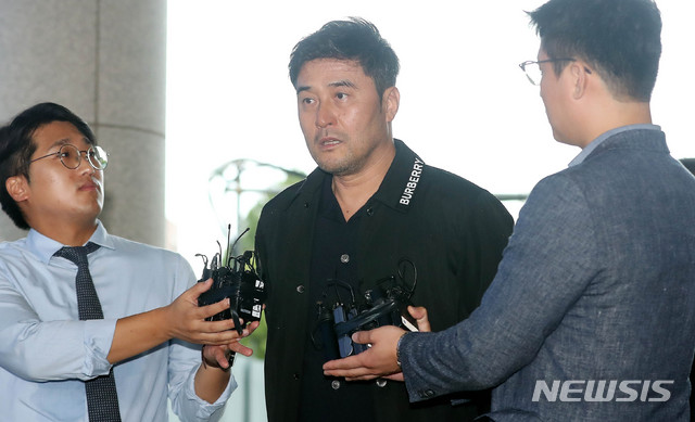 【서울=뉴시스】추상철 기자 = 보복운전 혐의를 받고 있는 배우 최민수가 지난 9월4일 오후 서울 양천구 서울남부지법에서 1심 선고 공판에 출석하며 취재진의 질문에 답변하고 있다. 2019.09.04. scchoo@newsis.com