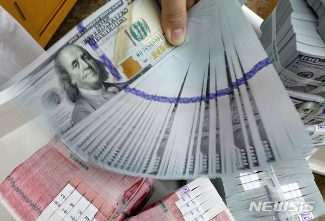 【서울=뉴시스】전신 기자 = 미 달러화 강세 등의 영향으로 지난달 우리나라 외환보유액이 줄어들면서 1년 만에 최소 수준을 나타냈다. 한국은행이 4일 발표한 '8월말 외환보유액' 자료에 따르면 지난달 말 외환보유액은 4014억8000만달러로 전월보다 16억3000만달러 감소했다.또한 중국인민은행은 4일 위안화 기준치를 1달러=7.0878위안으로 설정 고시했다. 이는 전날 위안화 기준치 1달러=7.0884위안 대비 0.0006위안 내린 것으로, 가치는 0.01% 절상됐다.사진은 4일 서울 중구 KEB하나은행 본점에서 위변조대응센터 직원이 달러화와 위안화를 검수하고 있다. 2019.09.04. photo1006@newsis.com