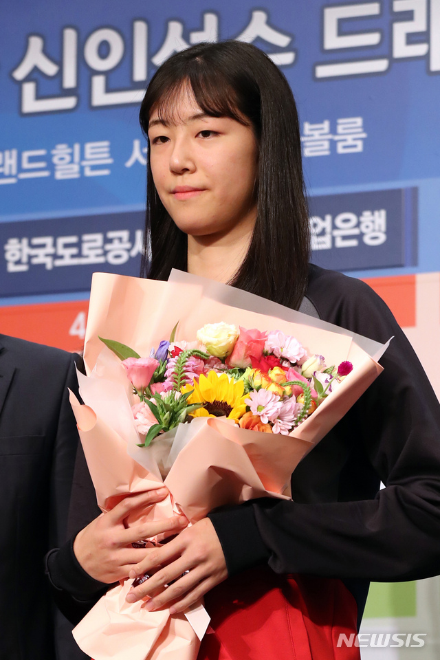 【서울=뉴시스】 이윤청 기자 = 4일 서울 서대문구 그랜드힐튼호텔 그랜드볼룸에서 열린 2019-2020 KOVO 여자 신인 드래프트에서 전체 1순위로 KGC인삼공사에서 지목한 선명여고 정호영이 기념촬영을 하고 있다. 2019.09.04. radiohead@newsis.com