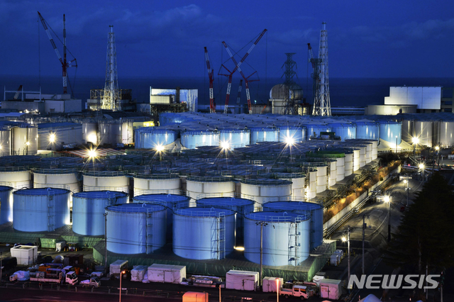 【후쿠시마(일본)=AP/뉴시스】일본 후쿠시마(福島)의 후쿠시마 제1 원전의 방사능 오염수 저장 탱크 모습. 일본은 4일 저수 탱크들에 보관하고 있는 엄청난 양의 방사능 오염수에 대한 우려를 해소하기 위해 일본에 주재하고 있는 22개국 외교관들을 대상으로 설명회를 개최했다. 2019.9.4