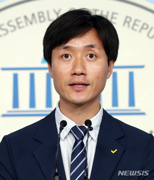 【서울=뉴시스】 박영태 기자 = 4일 오후 서울 여의도 국회 정론관에서 정의당 유상진 대변인이 인사청문회 개최 합의 환영 브리핑을 하고 있다. 2019.09.04. since1999@newsis.com