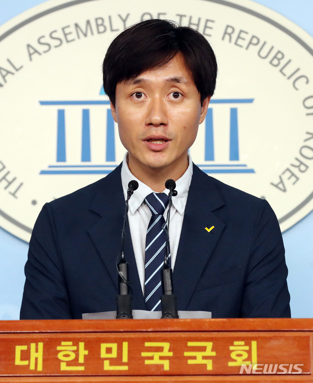 【서울=뉴시스】 박영태 기자 = 4일 오후 서울 여의도 국회 정론관에서 정의당 유상진 대변인이 인사청문회 개최 합의 환영 브리핑을 하고 있다. 2019.09.04.since1999@newsis.com