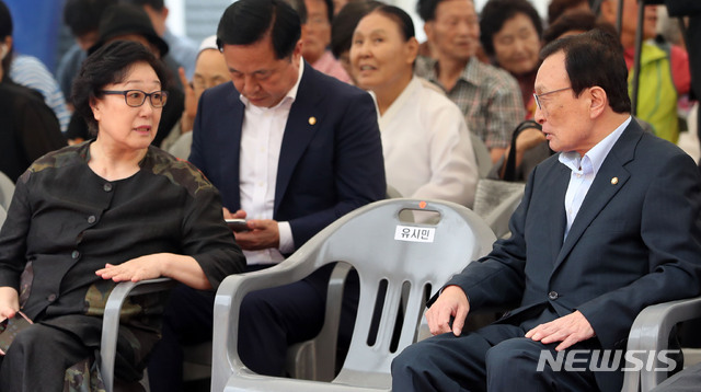 【서울=뉴시스】박주성 기자 = 4일 오후 서울 종로구 원서동에서 열린 노무현 시민센터 기공식에서 더불어민주당 이해찬(오른쪽) 대표와 한명숙 전 총리가 참석해 이야기를 나누고 있다. 2019.09.04.&nbsp; park7691@newsis.com