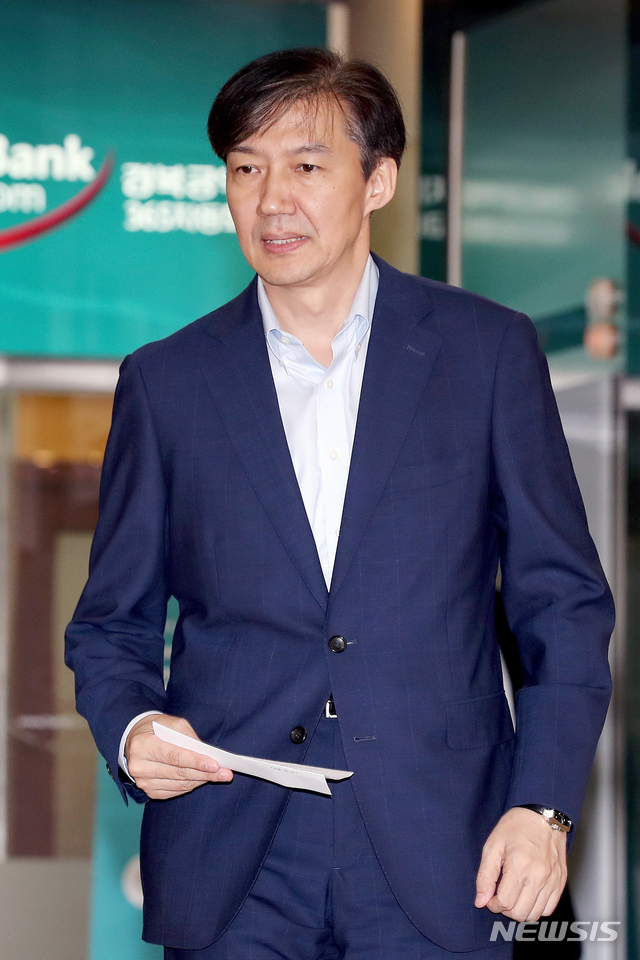 【서울=뉴시스】김병문 기자 = 조국 법무부 장관 후보자가 4일 오후 인사청문회 준비사무실이 마련된 서울 종로구 적선현대빌딩에서 청문회 일정이 잡힌 것에 대한 입장문 발표를 하기위해 이동하고 있다. 2019.09.04.&nbsp; dadazon@newsis.com