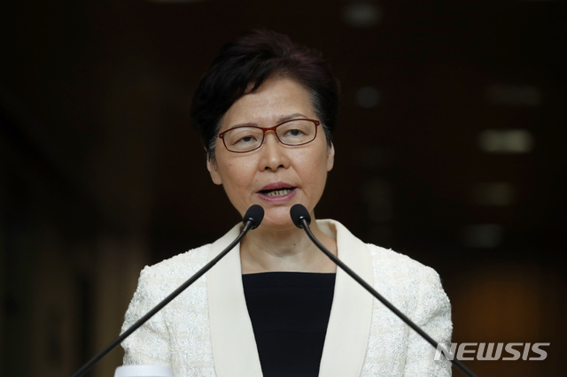 【홍콩=AP/뉴시스】캐리 람 홍콩 행정장관이 3일(현지시간) 홍콩 정부청사에서 기자회견을 하고 있다.&nbsp; 홍콩 당국이 최근 대규모 시위를 촉발한 ‘범죄인 인도송환 조례’ 공식 폐기를 발표한다고 현지 언론이 전했다.&nbsp; 사우스차이나 모닝포스트는 캐리 람 홍콩 행정장관이 범죄인 중국 인도 내용을 담은 송환조례의 공식 철회를 4일 오후 발표할 것이라고 보도했다. 2019.09.04. 