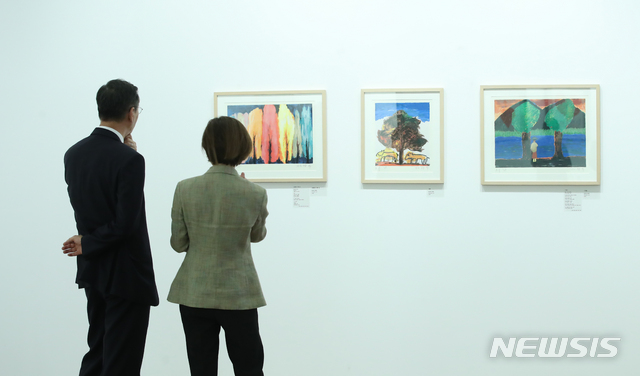 【서울=뉴시스】조수정 기자 = 4일 오후 서울 신촌동 연세대학교 박물관 미술실에서 열린 마광수 교수 유작 기증 특별전 '마광수가 그리고 쓰다' 개막식에서 참석자들이 작품을 관람하고 있다. 2019.09.04. chocrystal@newsis.com