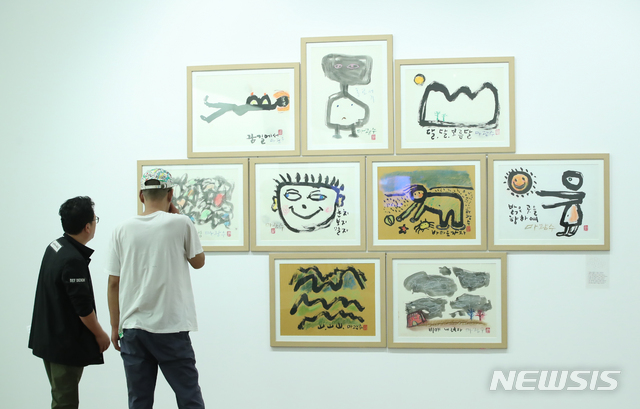 【서울=뉴시스】조수정 기자 = 4일 오후 서울 신촌동 연세대학교 박물관 미술실에서 열린 마광수 교수 유작 기증 특별전 '마광수가 그리고 쓰다' 개막식에서 참석자들이 작품을 관람하고 있다. 2019.09.04. chocrystal@newsis.com