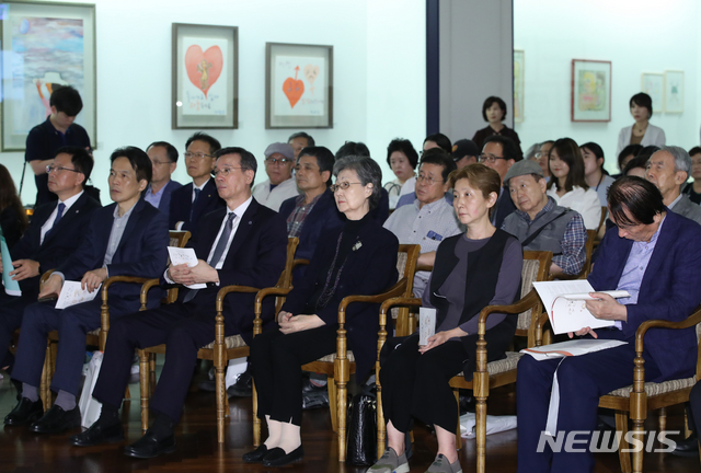 【서울=뉴시스】조수정 기자 = 4일 오후 서울 신촌동 연세대학교 박물관 미술실에서 열린 마광수 교수 유작 기증 특별전 '마광수가 그리고 쓰다' 개막식에서 유족인 조재풍(누나.앞줄 오른쪽 세번째), 한옥미(조카.앞줄 오른쪽 두번째) 씨가 참석하고 있다. 전시는 5일부터 12월 3일까지. 2019.09.04. chocrystal@newsis.com
