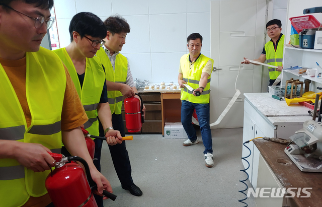 [광주=뉴시스] 광주 서구 치평동 한 복합건축물에서 소방공무원과 자위소방대가 합동 훈련을 하는 모습. (사진= 뉴시스 DB) photo@newsis.com