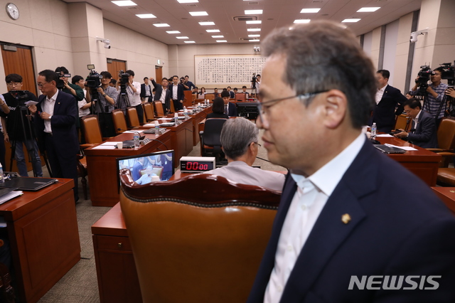 【서울=뉴시스】고승민 기자 = 민주당과 한국당이 오는 6일 조국 법무부 장관 후보자 인사청문회 실시를 합의한 4일 서울 여의도 국회에서 열린 법제사법위원회 제2차 전체회의에서 증인 채택 등으로 여야 공방이 벌어진 뒤 민주당 송기헌 간사와 한국당 김도읍 간사가 이를 협의하기 위해 회의실을 나서고 있다. 2019.09.04. kkssmm99@newsis.com