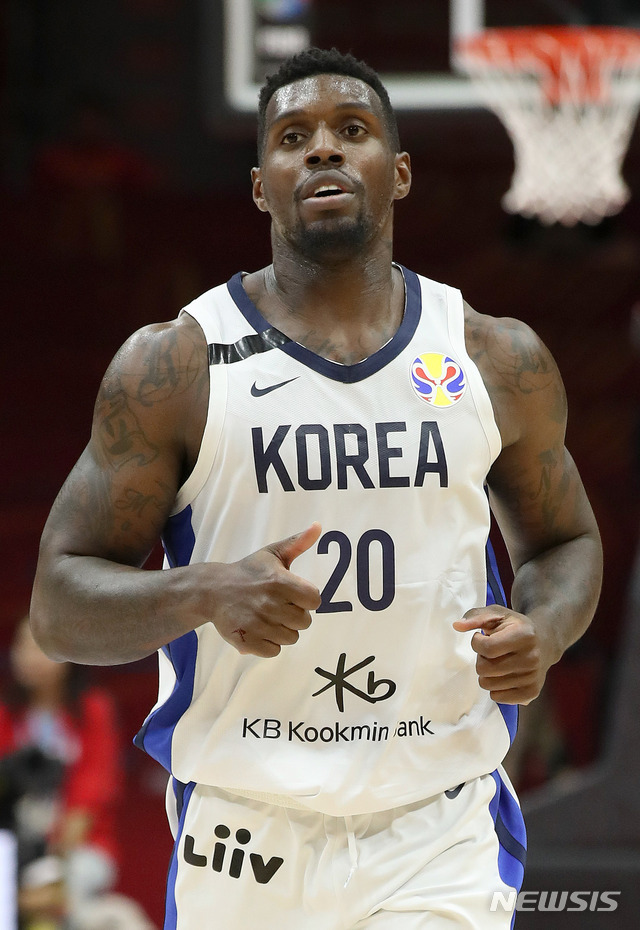 【우한(중국)=뉴시스】김선웅 기자 = 4일(현지시간) 중국 우한 스포츠센터에서 열린 2019 FIBA 농구월드컵 대한민국과 나이지리아의 B조 마지막 경기, 라건아가 지난 3일 심정지로 세상을 떠난 故 정재홍(SK)을 추모하는 의미로 검정 테이프를 붙이고 경기에 임하고 있다. 2019.09.04. mangusta@newsis.com