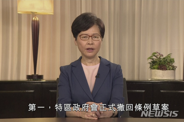 【홍콩=AP/뉴시스】캐리 람 홍콩 행정장관이 4일(현지시간) TV 담화를 통해 홍콩 시민들의 격렬한 반발을 불러일으켰던 '범죄인 인도 법안'(송환법)의 철회를 발표하고 있다. 2019.09.04.