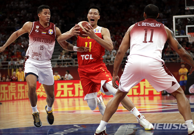 【베이징(중국)=AP/뉴시스】이젠롄(가운데)이 돌파를 시도하고 있다.