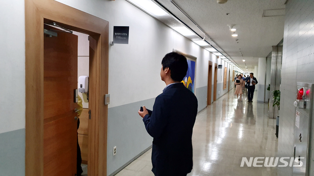 【광주=뉴시스】맹대환 기자 = 광주지검이 민간공원 특례사업 의혹과 관련해 5일 오전 광주시청 행정부시장실에서 압수수색을 벌이고 있다. 2019.09.05mdhnews@newsis.com