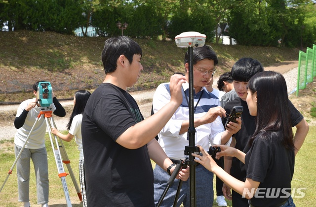 【전주=뉴시스】윤난슬 기자 = 전주비전대는 지적토목학과 학생 27명이 올해 치러진 지적직 공무원 및 한국국토정보공사(LX), 코레일 등 공사 공채시험에 합격했다고 5일 밝혔다.2019.09.05.(사진=전주비전대 제공) photo@newsis.com