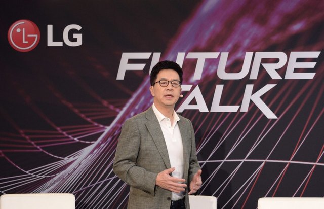 【베를린(독일)=뉴시스】LG전자 CTO 박일평 사장이 5일(현지시간) 베를린에서 열린 'IFA 2019'에서 '어디서든 내 집처럼(Anywhere is Home)’이라는 주제로 ‘LG 미래기술 좌담회(LG Future Talk powered by IFA)’를 진행했다. 박일평 사장이 LG전자의 인공지능 전략과 미래 비전을 소개하고 있다. 사진 LG전자