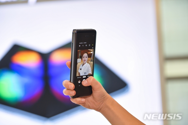 【서울=뉴시스】5일 오후 서울 서초구 삼성전자 사옥에서 공개된 '갤럭시폴드 5G' 실물 모습. 2019.09.05 (사진 = 삼성전자 제공) photo@newsis.com