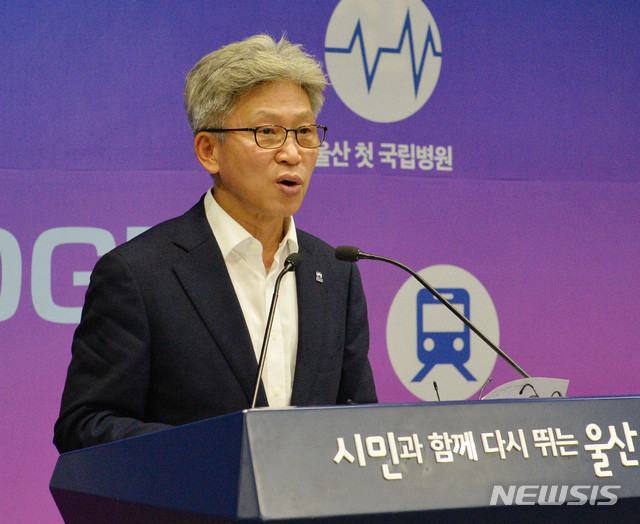 【울산=뉴시스】배병수 기자 = 송병기 울산시 경제부시장이 5일 오후 울산시청 프레스센터에서 기자회견을 열고 농수산물 도매시장 이전 방침을 발표하고 있다. 2019.09.05. bbs@newsis.com