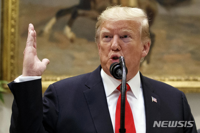 【워싱턴=AP/뉴시스】도널드 트럼프 미국 대통령이 4일(현지시간) 백악관 루즈벨트룸에서 오피오이드와의 전쟁에 관해 발언하고 있다. 2019.09.05.