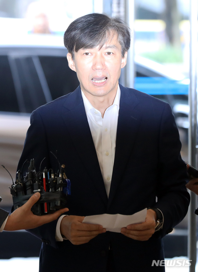 【서울=뉴시스】 이윤청 기자 = 조국 법무부 장관 후보자가 인사청문회를 하루 앞둔 5일 서울 종로구 적선현대빌딩에 마련된 인사청문회 준비사무실로 출근하며 취재진 질문에 답하고 있다. 2019.09.05. radiohead@newsis.com