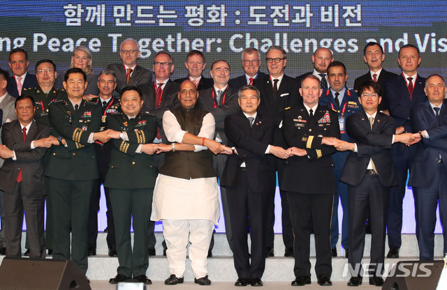 【서울=뉴시스】 김진아 기자 = 정경두 국방부 장관이 5일 오전 서울 롯데호텔에서 열린 서울안보대화 개회식에서 라즈나트 싱 인도 국방부 장관, 로버트 에이브럼스 한미연합사령관 겸 유엔군 사령관을 비롯한 참석자들과 기념촬영을 하고 있다. 2019.09.05.&nbsp; bluesoda@newsis.com