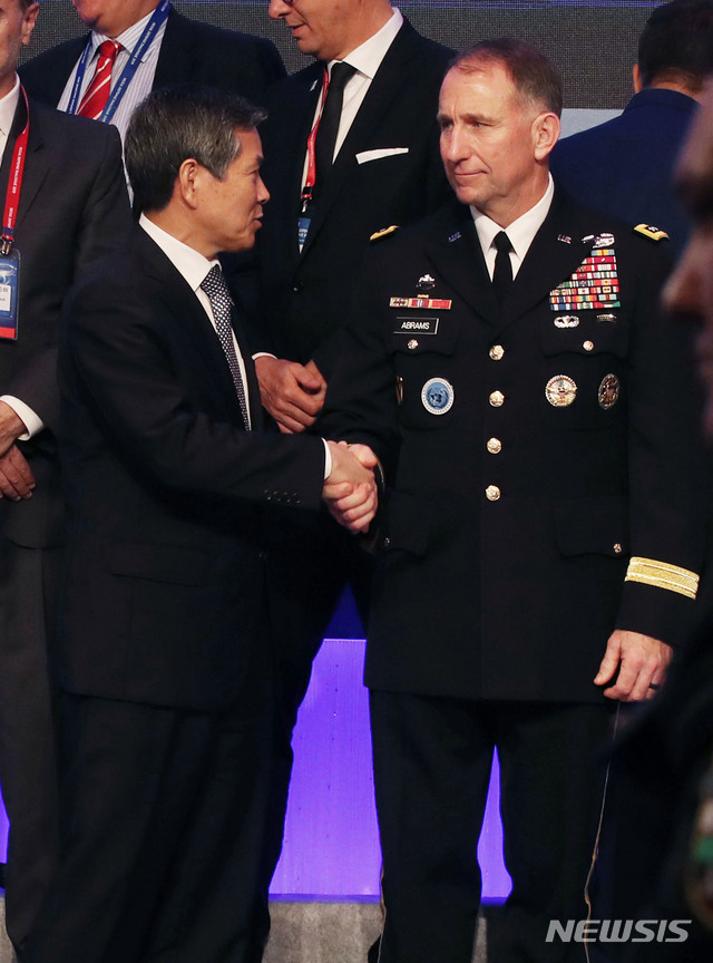【서울=뉴시스】 김진아 기자 = 정경두 국방부 장관이 5일 오전 서울 롯데호텔에서 열린 서울안보대화 개회식에서 기념촬영 후 로버트 에이브럼스 한미연합사령관 겸 유엔군 사령관과 인사를 하고 있다. 2019.09.05.&nbsp; bluesoda@newsis.com