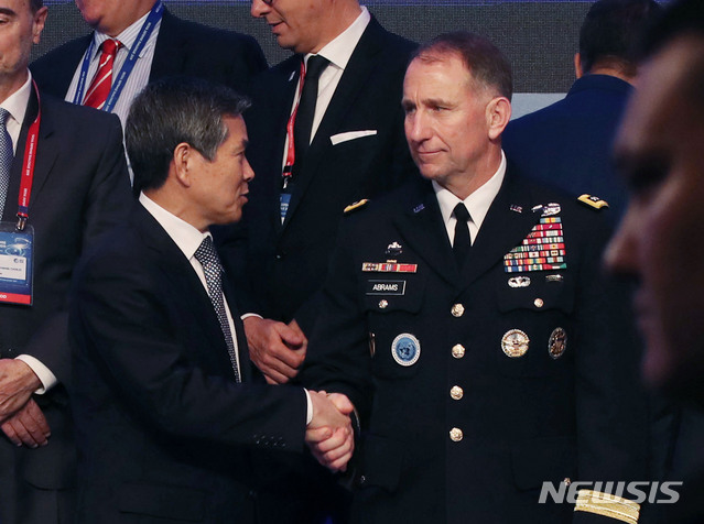 【서울=뉴시스】 김진아 기자 = 정경두 국방부 장관이 5일 오전 서울 롯데호텔에서 열린 서울안보대화 개회식에서 기념촬영 후 로버트 에이브럼스 한미연합사령관 겸 유엔군 사령관과 인사를 하고 있다. 2019.09.05.&nbsp; bluesoda@newsis.com