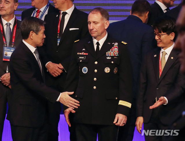 【서울=뉴시스】 김진아 기자 = 정경두 국방부 장관이 5일 오전 서울 롯데호텔에서 열린 서울안보대화 개회식에서 기념촬영 후 로버트 에이브럼스 한미연합사령관 겸 유엔군 사령관과 인사를 하고 있다. 2019.09.05.&nbsp; bluesoda@newsis.com