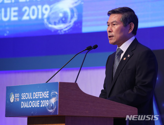 【서울=뉴시스】 김진아 기자 = 정경두 국방부 장관이 5일 오전 서울 롯데호텔에서 열린 서울안보대화 개회식에서 개회사를 하고 있다. 2019.09.05.&nbsp; bluesoda@newsis.com
