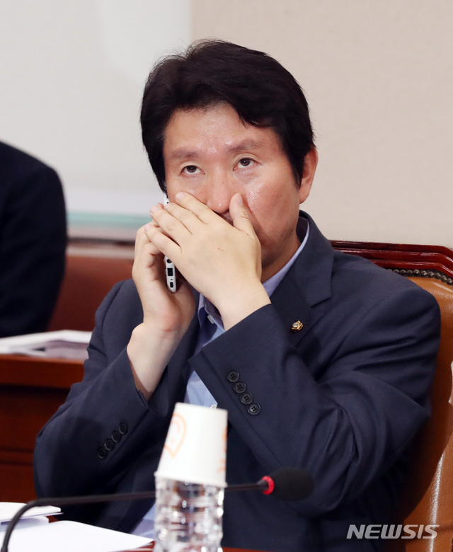 【서울=뉴시스】 박영태 기자 = 5일 오전 서울 여의도 국회에서 열린 산업통상자원중소벤처기업위원회 제2차 전체회의에서 이인영 더불어민주당 원내대표가 누군가와 통화를 하고 있다. 2019.09.05.since1999@newsis.com