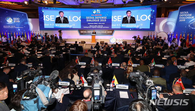 【서울=뉴시스】 김진아 기자 = 정경두 국방부 장관이 5일 오전 서울 롯데호텔에서 열린 서울안보대화 개회식에서 개회사를 하고 있다. 2019.09.05.&nbsp; bluesoda@newsis.com