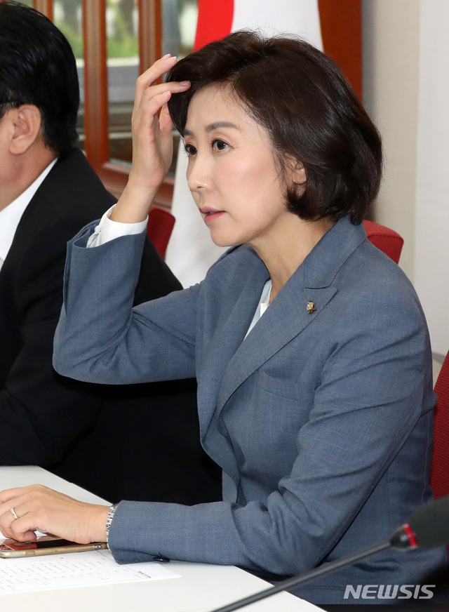 【서울=뉴시스】 박영태 기자 = 5일 오전 서울 여의도 국회 자유한국당 원내대책회의실에서 열린 조국 법무부장관 후보자 인사청문회 관련 회의에서 나경원 원내대표가 발언하고 있다. 2019.09.05.since1999@newsis.com